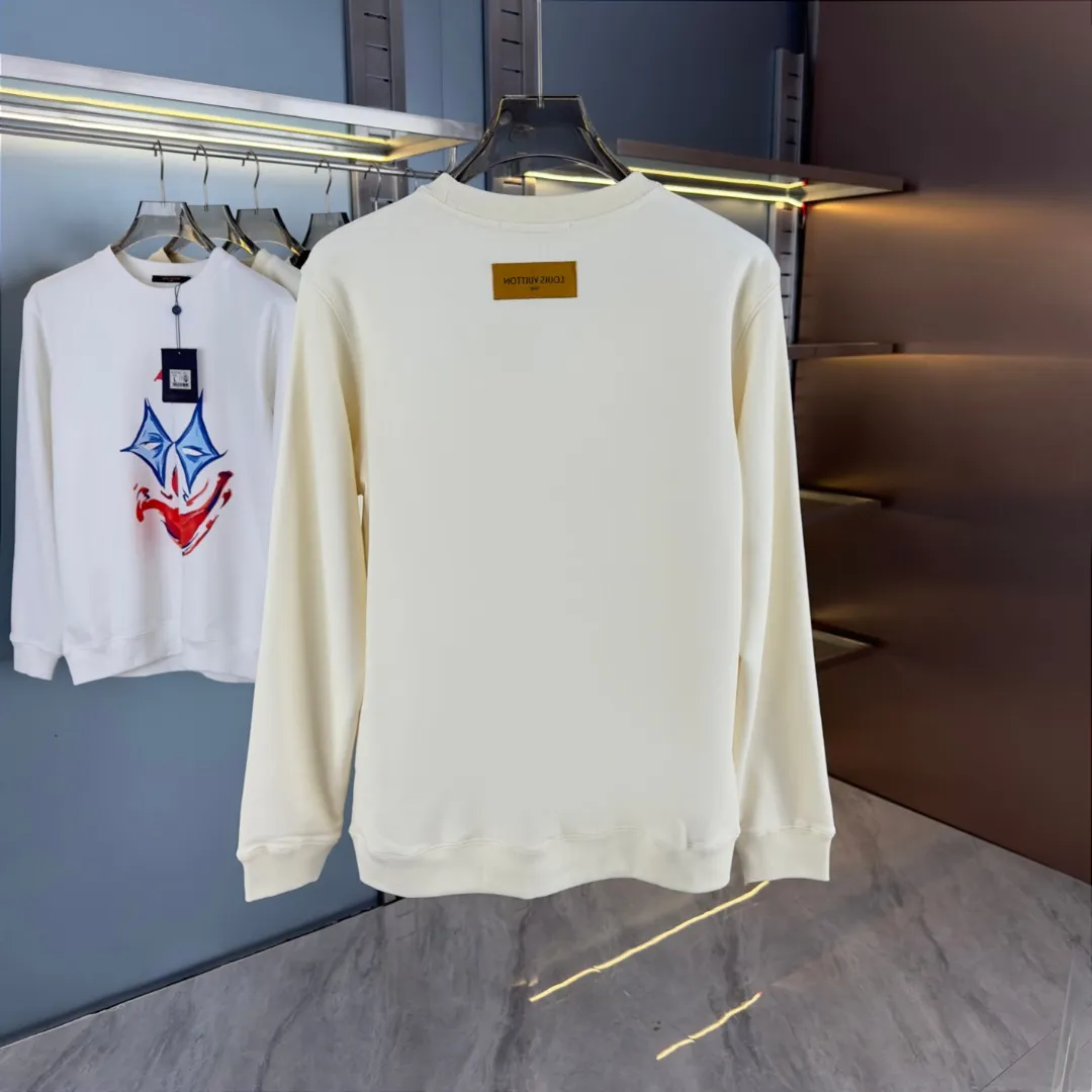 🅿️250 hot style on the shelves🔥❗ 💫〖Louis Vuitton LV〗 Fashionable round neck sweatshirt, casually matched with various styles, it is perfectly handsome😎The whole dress is made of double waistcoats, which makes the whole dress more three-dimensional. Not ordinary factories can do such fine work. The 2025 spring style counters are on sale, exquisite round neck terry sweatshirt, high-end double-strand pure cotton Customized drawstring ribs are dyed in the same vat and are complete with three standards. The chest craftsmanship adopts a simple and elegant pattern on the chest, which is easy to control for any age group! Fit and comfortable! Customized thickened 440g terry sweatshirt fabric, soft and comfortable to the touch, with a three-dimensional shape! 🙌🏻 It’s also very breathable, so it’s a versatile style that can be worn with any outfit! ✔Color: Black White Apricot Size: S M L XL 2XL